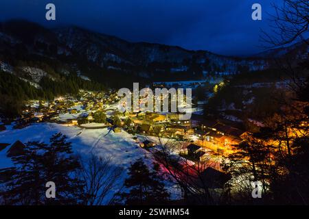 Night view from Hagimachi Castle Ruins, Gassho-zukuri Village in Shirakawa-go, Gifu Prefecture, Japan Foto Stock