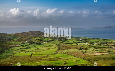 Vista verso Coulagh Bay e Caherkeem dalla pista di Beara Way nelle Slieve Miskish Mountains tra Allihies e Urhin, penisola di Beara, Foto Stock