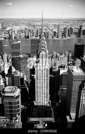 New York City, USA - 7 aprile 2024: Vista aerea in bianco e nero del Chrysler Building con i grattacieli di Manhattan e l'East River nel backgrou Foto Stock