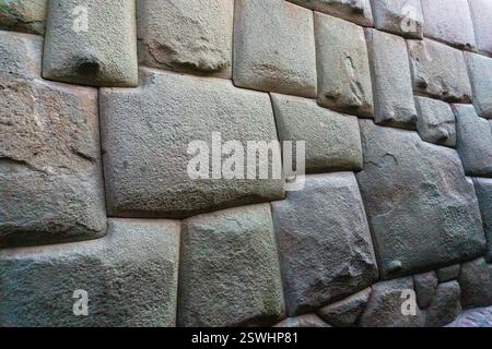 Vista ravvicinata della famosa pietra angolata di Cusco, Perù, che mostra la sua intricata e precisa maestria Inca Foto Stock