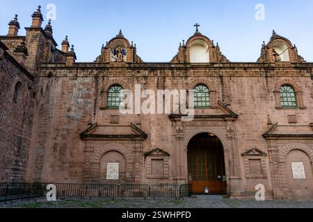 Una vista della maestosa Cattedrale di Cusco nella piazza principale, un simbolo della ricca storia e cultura della città Foto Stock