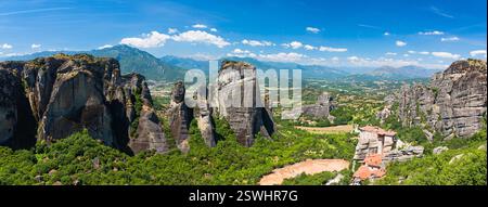 Monastero di Lusanu e monastero di San Nicola Anapahus costruiti su una montagna rocciosa sulle scogliere di Meteora, in Grecia Foto Stock