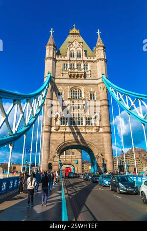 Splendida vista sul ponte del famoso Tower Bridge di Londra in una giornata di sole con un cielo blu. Davanti si trova una delle torri gemelle con la sospensione... Foto Stock