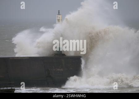 Aberystwyth Ceredigion Galles Regno Unito tempo 21 febbraio 2025. I venti di forza di Gale con forti piogge hanno colpito la costa occidentale del Galles guidando attraverso il resto del Regno Unito durante il giorno. Onde giganti causate dal forte vento che si schianta sulla luce del porto e sulle difese della passeggiata, credito: mike davies/Alamy Live News Foto Stock
