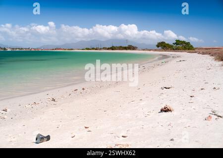 Spiaggia tropicale con acque turchesi perfette e sabbia bianca, Coche Island, Venezuela. Paradiso sulla terra. Foto Stock