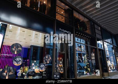 Torino, Italia - 27 novembre 2024: Negozio di abbigliamento Gutteridge e negozio di profumi e cosmetici Mac in via Roma, una via dello shopping di Torino o Torino, Pi Foto Stock