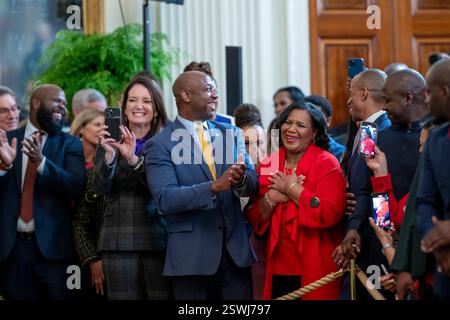 Washington, Stati Uniti. 20 febbraio 2025. U. Il senatore Tim Scott, R-SC, centro, Segretario dell'Agricoltura Brooke Rollins, sinistra, e l'avvocato per i diritti criminali Alice Johnson, destra, reagiscono al presidente Donald Trump, durante un evento del Black History Month alla East Room della Casa Bianca, 20 febbraio 2025 a Washington, DC. Crediti: Daniel Torok/White House Photo/Alamy Live News Foto Stock