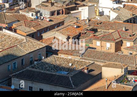 Paesaggio urbano sui tetti di Toledo in Spagna. Primi piani girati durante il periodo natalizio con splendidi tetti in terracotta e una luce calda e suggestiva. Foto Stock