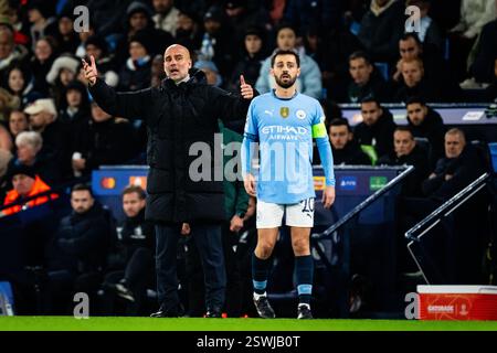 Manchester - Coach Pep Guardiola del Manchester City, Bernardo Silva del Manchester City durante il quinto round del nuovo format della UEFA Champions Leag Foto Stock