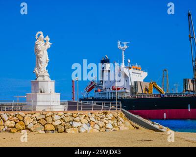 Garrucha Andalusien Spanien Denkmal Marmor Mutter und Kind Hafen Mittelmeer Fracht Schiff Kaimauer Tag Blauer Himmel Fruehling Uebersicht Aussen Ansicht 21.02.202 Garrucha ist eine spanische Gemeinde im Verwaltungsgebiet Levante Almeriense der Provinz Almeria in der Autonomen Gemeinschaft Andalusien. Andalusia Spanien *** Garrucha Andalusia Spain Monument Marble Mother and Child Port Mediterranean Cargo Ship Quay Wall Day Blue Sky Spring Exterior View 21 02 202 Garrucha è un comune spagnolo situato nella regione amministrativa di Levante Almeriense nella provincia di Almeria nell'auton Foto Stock