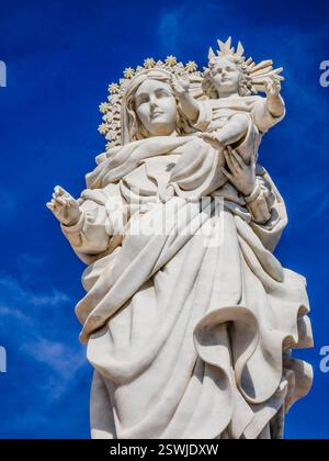 Garrucha Andalusien Spanien Denkmal Marmor Mutter und Kind Hafen Mittelmeer Kaimauer Tag Blauer Himmel Fruehling Uebersicht Aussen Ansicht 21.02.202 Garrucha ist eine spanische Gemeinde im Verwaltungsgebiet Levante Almeriense der Provinz Almeria in der Autonomen Gemeinschaft Andalusien. Andalusia Spanien *** Garrucha Andalusia Spain Monument Marble Mother and Child Port Mediterranean Quay Day Blue Sky Spring Exterior View 21 02 202 Garrucha è un comune spagnolo situato nella regione amministrativa di Levante Almeriense nella provincia di Almeria nella comunità autonoma dell'Andalusia A. Foto Stock