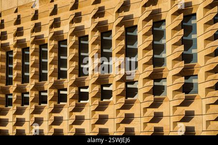 Prima vista della distintiva facciata in pietra dell'edificio del Parlamento a Valletta, Malta. Foto Stock