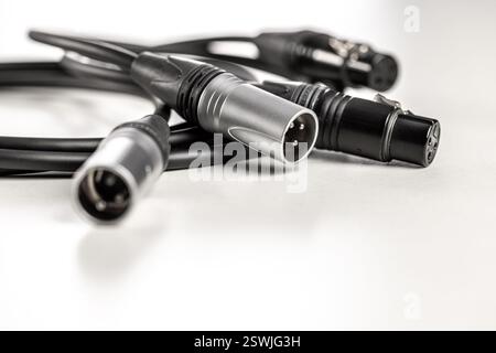 Cavi audio XLR collegati su sfondo bianco Foto Stock