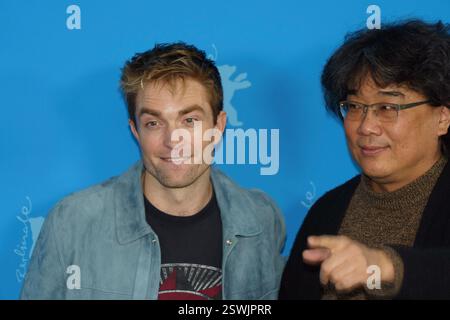 (L-R) l'attore statunitense Steven Yeun, l'attrice australiana Toni Collette, l'attore inglese Robert Pattinson e l'attrice inglese Naomi Ackie hanno posato durante una chiamata fotografica Foto Stock