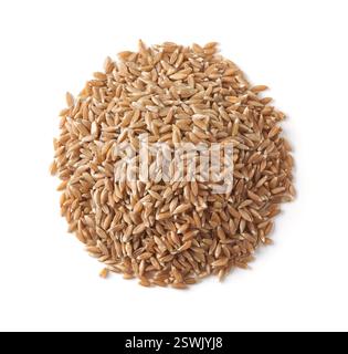 Vista dall'alto dei grani di farro crudi isolati su bianco Foto Stock