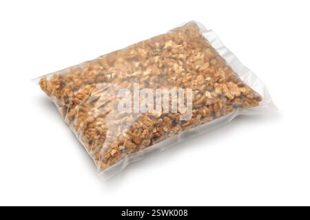 Chicchi di noce pelati in sacchetto di plastica trasparente isolato su bianco Foto Stock