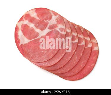 Vista dall'alto delle fette di prosciutto affumicato, isolate su bianco Foto Stock
