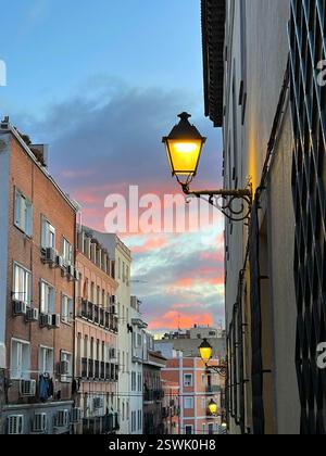 Illuminata al semaforo all'alba. Madrid, Spagna. Foto Stock