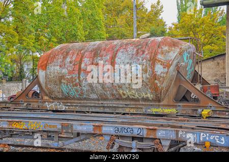 Vecchio carro armato parcheggiato alla stazione ferroviaria di Aranjuez, Spagna Foto Stock