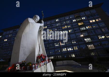 Roma, Italia. 21 febbraio 2025. **NO LIBRI** Italia, Roma, Vaticano, 2025/2/21 statua di Giovanni Paolo II fuori dall'ospedale gemelli dove Papa Francesco è ricoverato a Roma. Papa Francesco passa un'altra notte tranquilla in ospedale, ha detto il Vaticano il 21 febbraio 2025 nel suo aggiornamento mattutino, mentre il 88enne trascorreva il suo settimo giorno in ospedale per essere curato per polmonite. Foto dei MEDIA VATICANI / Catholic Press Photo Credit: Agenzia fotografica indipendente / Alamy Live News Foto Stock