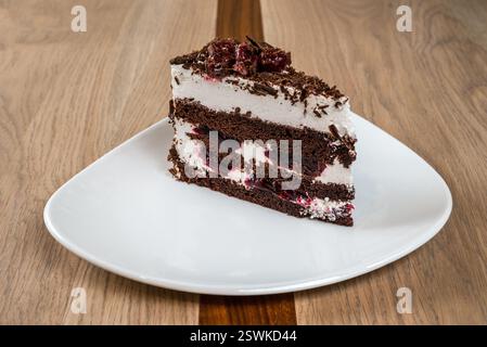 Deliziosa fetta di torta al cioccolato alla ciliegia: Strati di sapore e dolcezza! Dessert perfetto Foto Stock