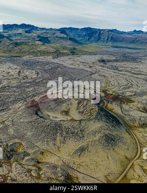 Vista aerea panoramica del cratere vulcanico nel campo di lava di Berserkjahraun, penisola di Snæfellsnes, Islanda occidentale. Foto Stock
