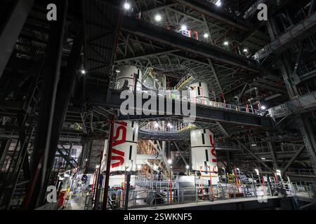 Kennedy Space Center, Stati Uniti d'America. 30 gennaio 2025. Gli ingegneri della NASA con Exploration Ground Systems continuano le operazioni di impilamento sui due booster a razzo solido SLS per Artemis II all'interno del Vehicle Assembly Building High Bay 3 al Kennedy Space Center, 30 gennaio 2025 a Cape Canaveral, Florida. Crediti: Cory Huston/NASA/Alamy Live News Foto Stock