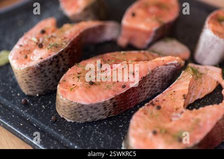 Pezzi crudi di pesce rosso con condimenti. Foto Stock