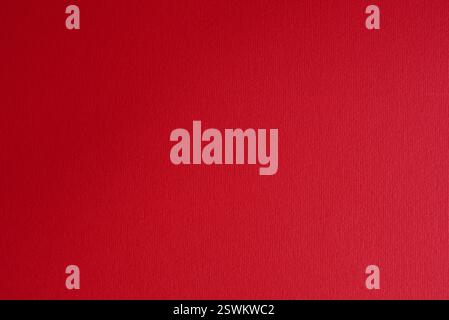 Fotografia di un foglio di carta di cartone rossa con motivo a nervature parallele. Elegante sfondo astratto di colore rosso intenso. Foto Stock
