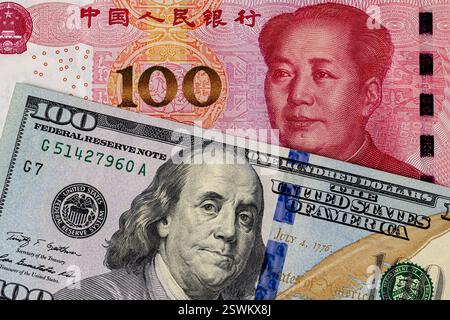 Primi piani di denaro in contanti negli Stati Uniti e in Cina. Tariffe commerciali, finanze pubbliche e concetto di economia. Foto Stock