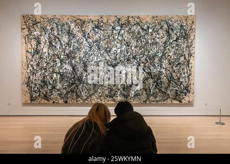 Spettatori che guardano Jackson Pollock, uno: Numero 31, 1950, The Museum of Modern Art, New York City, USA Foto Stock