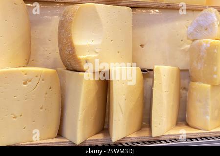 Deliziosi pezzi di formaggio cheddar al mercato. Sapori tradizionali della colazione. Il formaggio gruyere turco Kars è in vendita sul bazar. Foto Stock