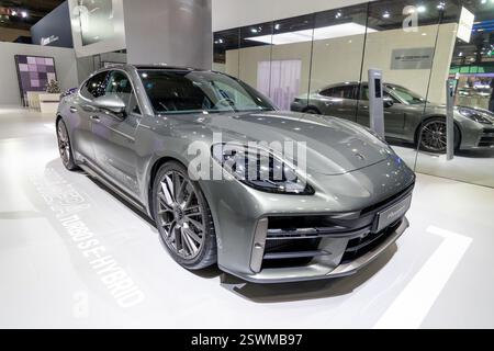 Porsche Panamera Turbo S e-Hybrid (2025) al Motor Show di Bruxelles. Bruxelles, Belgio - 10 gennaio 2025. Foto Stock