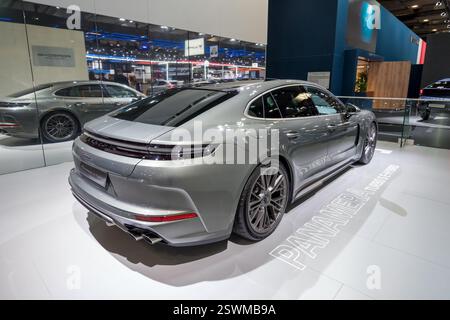 Porsche Panamera Turbo S e-Hybrid (2025) al Motor Show di Bruxelles. Bruxelles, Belgio - 10 gennaio 2025. Foto Stock