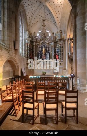 319 incoronata Vergine Maria, di fianco a San Domenico e Santa Caterina da Siena, con 15 medaglioni, immagini sulla pala del Rosario. Locronan-Francia Foto Stock