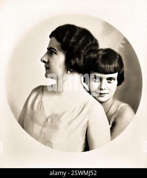 1924 c., Roma, ITALIA: La contessa Nera VOLPI di MISURATA ( 1875 - 1942 ), nata donna Nerina PISANI , sposata dal 1906 con il celebre Conte GIUSEPPE VOLPI di MISURATA ( 1877 - 1947 ). In questa foto con la figlia ANNA MARIA LOSANNA VOLPI ( 1913 - 2004 , sposata nel 1932 con il conte Cesare CICOGNA MOZZONI, dalla quale ebbe due figli celebri produttori cinematografici: MARINA CICOGNA nata nel 1934 e BINO CICOGNA nata nel 1935 che si suicidò nel 1971 ). Foto di Eva BARRETT . Foto Stock