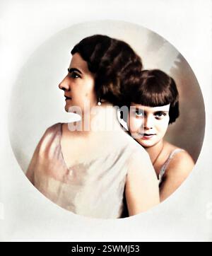 1924 c., Roma, ITALIA: La contessa Nera VOLPI di MISURATA ( 1875 - 1942 ), nata donna Nerina PISANI , sposata dal 1906 con il celebre Conte GIUSEPPE VOLPI di MISURATA ( 1877 - 1947 ). In questa foto con la figlia ANNA MARIA LOSANNA VOLPI ( 1913 - 2004 , sposata nel 1932 con il conte Cesare CICOGNA MOZZONI, dalla quale ebbe due figli celebri produttori cinematografici: MARINA CICOGNA nata nel 1934 e BINO CICOGNA nata nel 1935 che si suicidò nel 1971 ). Foto di Eva BARRETT . Foto Stock