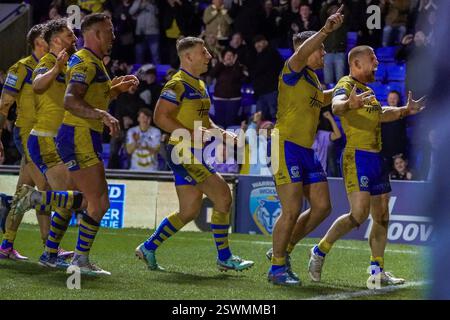 Warrington, Cheshire, Regno Unito. 21 febbraio 2025. Betfred Super League Rugby: Warrington Wolves vs Catalan Dragons all'Halliwell Jones Stadium. Matt Dufty celibra con i suoi compagni di squadra verso i giocatori di casa dopo aver segnato. Credito James Giblin credito: James Giblin/Alamy Live News Foto Stock