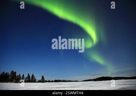 Aurora boreale vista sul lago Inari, Finlandia settentrionale Foto Stock