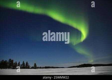 Aurora boreale vista sul lago Inari, Finlandia settentrionale Foto Stock
