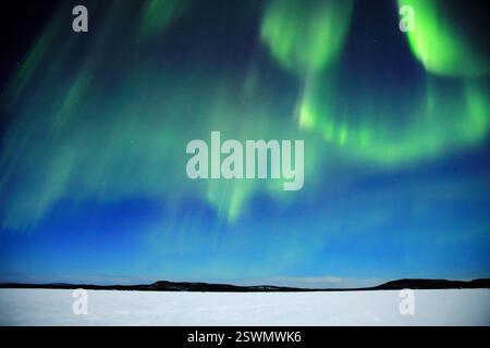 Aurora boreale vista sul lago Inari, Finlandia settentrionale Foto Stock