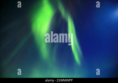 Aurora boreale vista sul lago Inari, Finlandia settentrionale Foto Stock