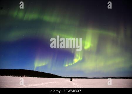 Aurora boreale vista sul lago Inari, Finlandia settentrionale Foto Stock