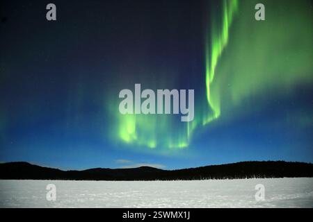 Aurora boreale vista sul lago Inari, Finlandia settentrionale Foto Stock
