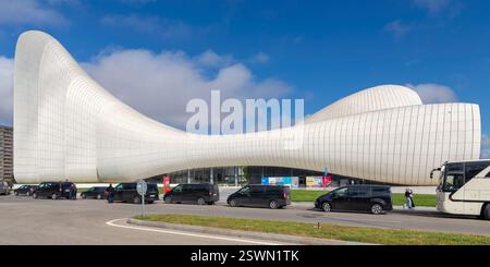 Baku, Azerbaigian - 7 maggio 2024: Il Centro Heydar Aliyev, una meraviglia progettata da Zaha Hadid, si erge contro un cielo blu. Le sue forme fluide incarnano il design moderno Foto Stock
