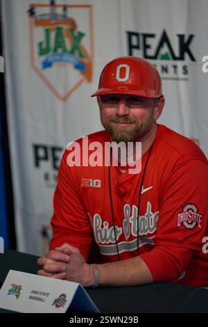 Jacksonville, Florida, Stati Uniti, 21 febbraio 2025. Jacksonville College Baseball Classic. Il capo allenatore dell'Ohio State Justin Haire discute la vittoria della squadra contro il North Carolina State dopo gara 1 del torneo. Foto: Tim Davis/Alamy Live News Foto Stock