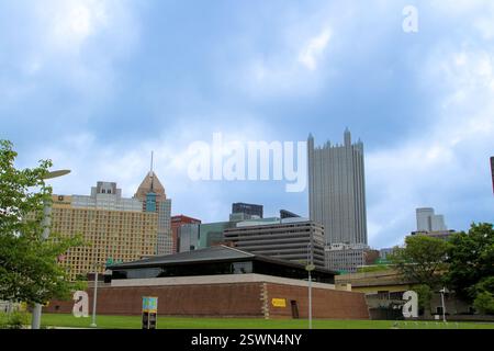 Una vista dello skyline di Pittsburgh con vari grattacieli durante il giorno. Foto Stock