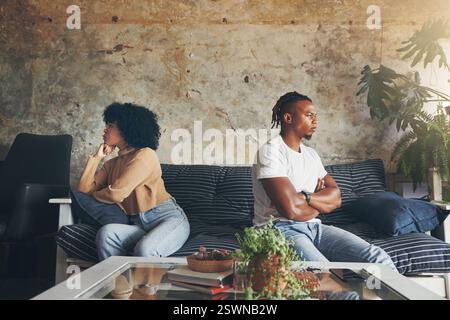 Coppia, conflitto e ignorare in casa per il divorzio, il matrimonio fallisce e problemi con la relazione tossica in salotto. Uomo africano, donna e lotta per Foto Stock
