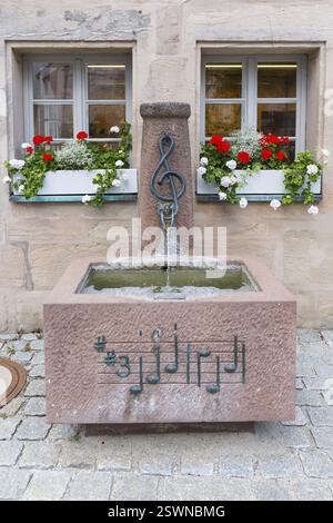 Fontana con spartiti e clef di fronte al Museo Hitorisches di Cadolzburg, Baviera, Germania, Europa Foto Stock