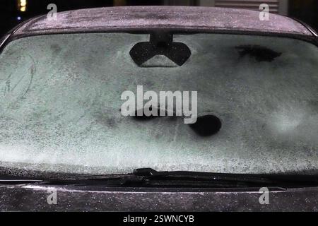 Parabrezza per auto ghiacciato, inverno, Germania, Europa Foto Stock